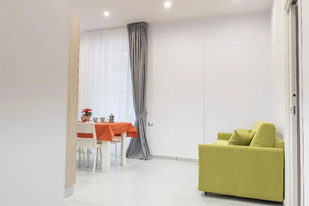 APARTMENT WITH BALCONY Room, Casina Rossa, Naples