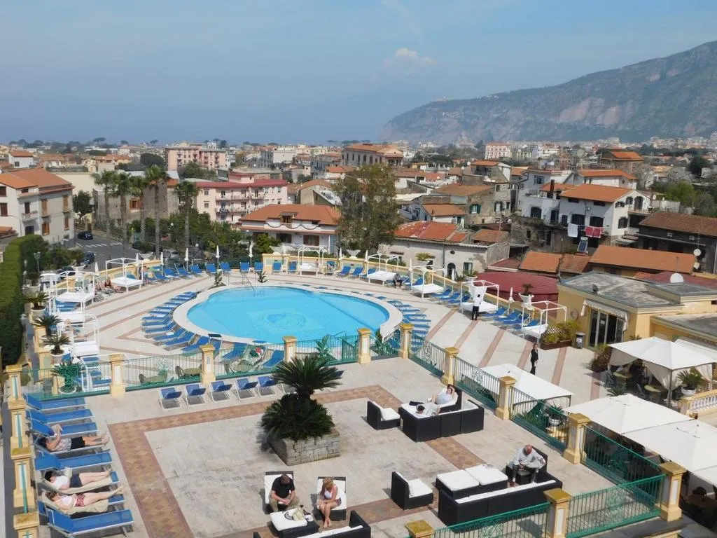 Pool, Grand Hotel La Pace, Naples