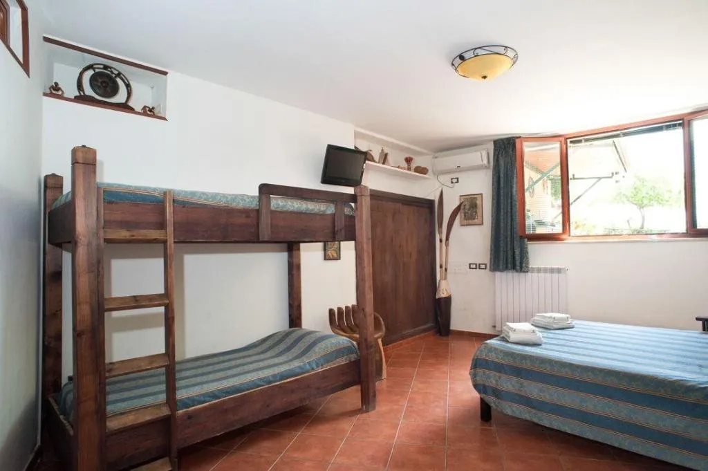 Room, B&B La Nave, Naples