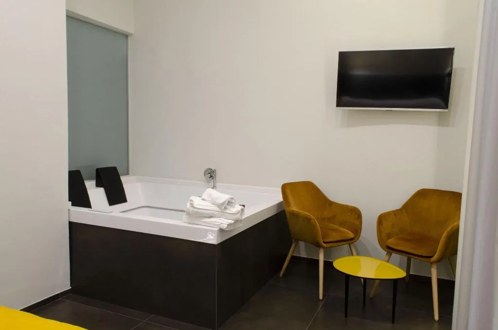 Room, Napoli Svelata, Naples