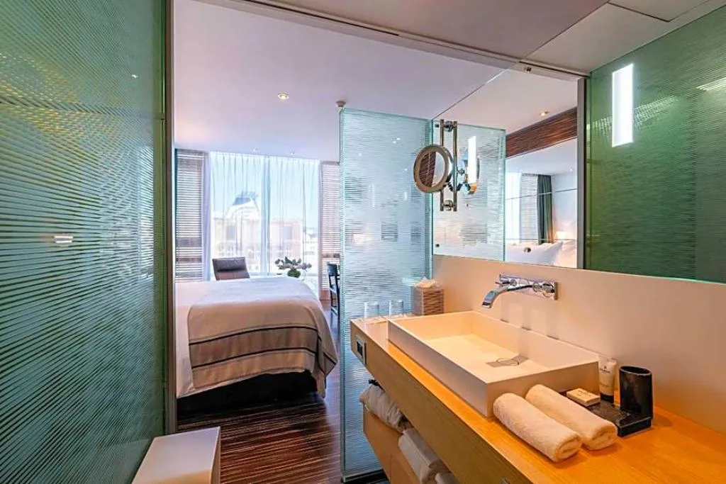 DOUBLE DELUXE HARBOUR VIEW Room, Romeo, Naples