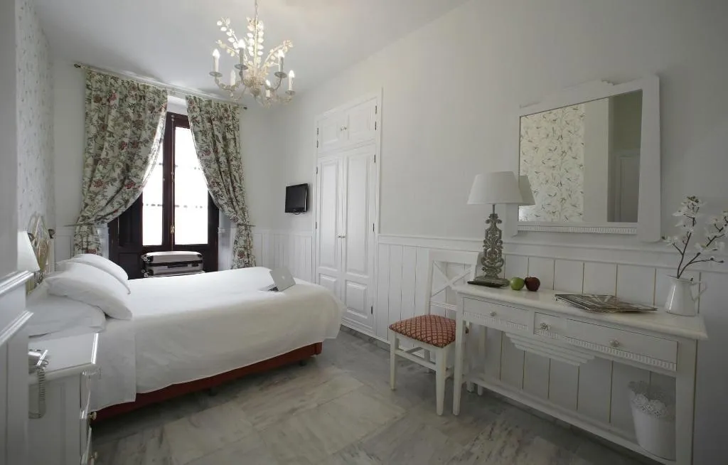 Room, Puerta de Sevilla, Seville