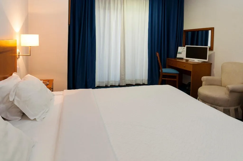 Double or Twin CAPACITY 3 Room, Nelas Parc, Porto