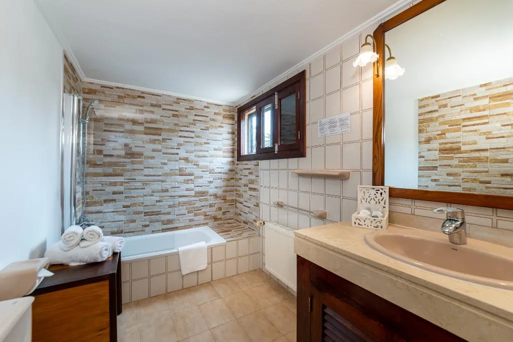 FAMILY ROOM WITH TERRACE Room, Hotel Rural Predio Son Serra, Majorca