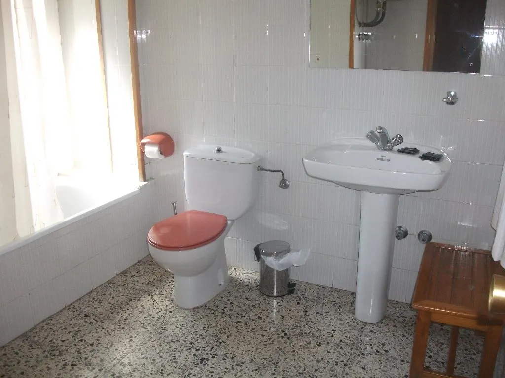 Double or Twin CAPACITY 4 Room, Hostal Porta De Nuria, Barcelona