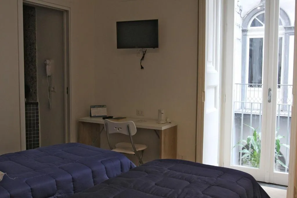 Room, Base Napoli B&B, Naples