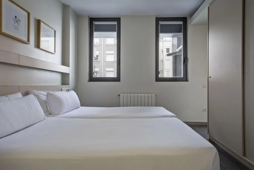DOUBLE SINGLE USE QUEEN SIZE BED Room, Bcn Montjuic, Barcelona