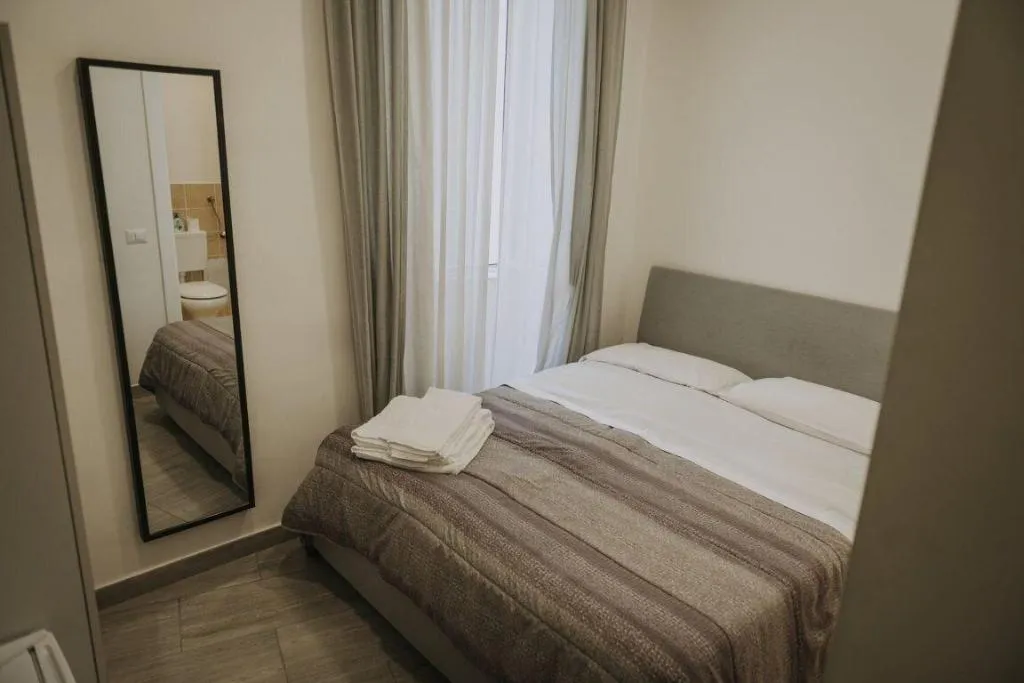 Room, Palazzo San Vincenzo, Naples