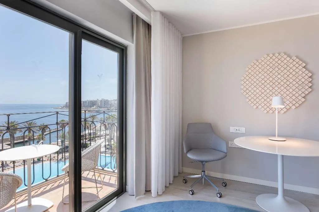 DOUBLE EXECUTIVE TWO QUEEN BEDS Room, Hilton Malta, Malta