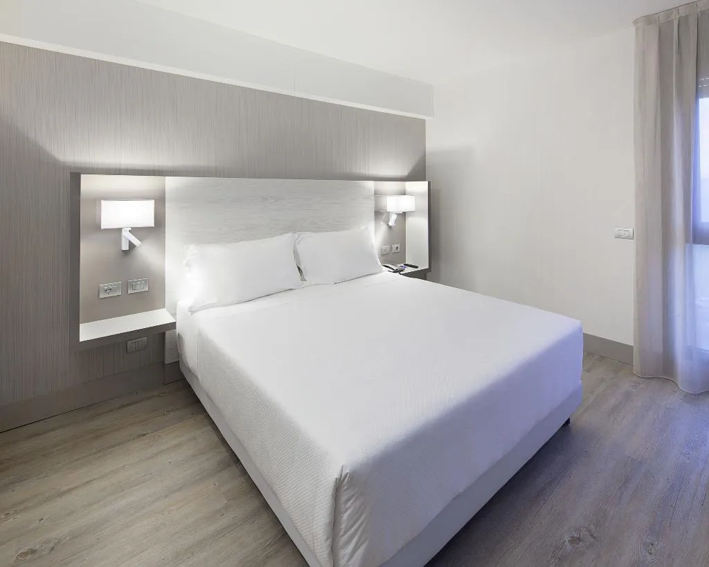 FAMILY ROOM CAPACITY 3 Room, NH Milano Congress Centre, Milan