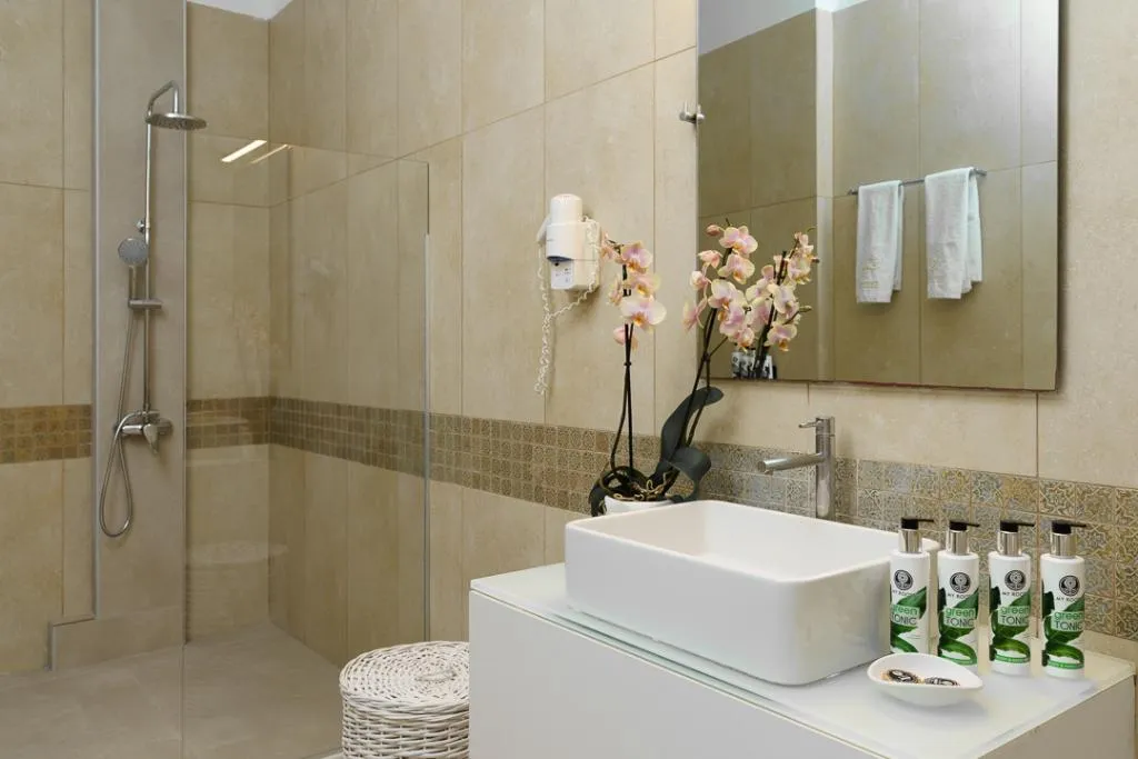 SUITE THREE BEDROOMS WITH PRIVATE POOL Room, Thermes Luxury Villas by Mr and Mrs White, Santorini
