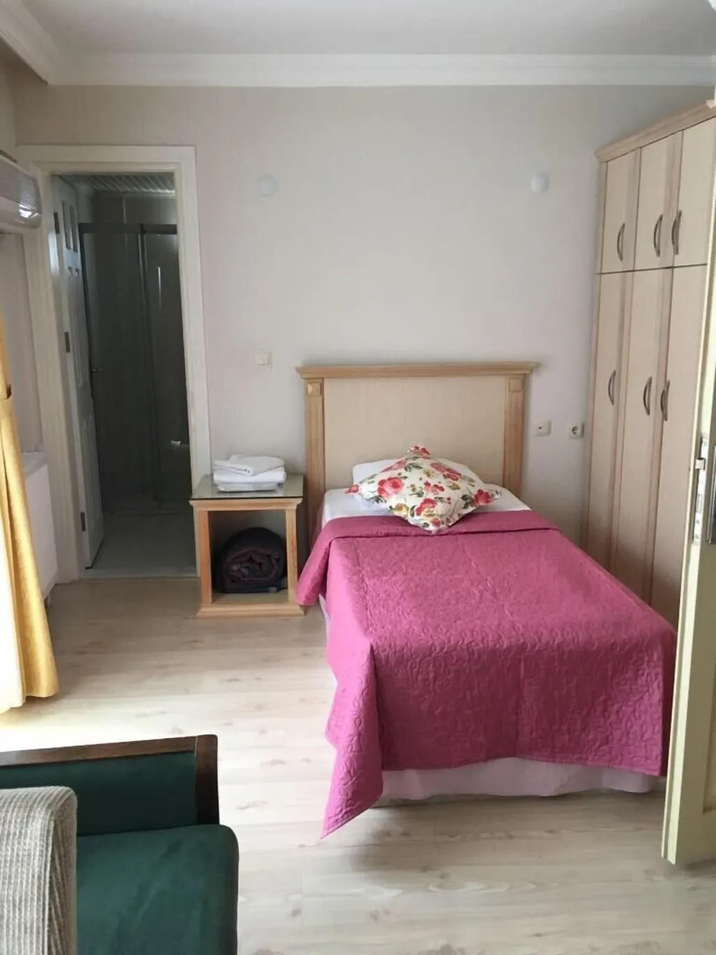 Room, Melaike, Izmir