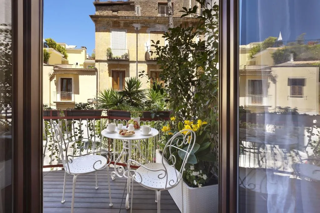 General view, Sorrento Flower Rooms, Naples