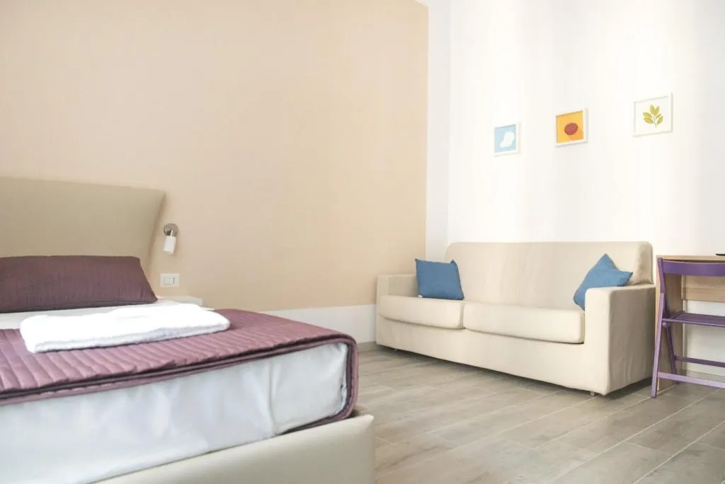 Room, B&B Università, Naples