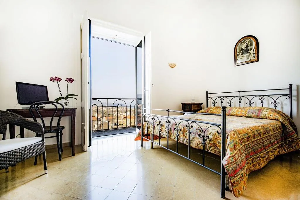 Room, Lo Stradone, Naples