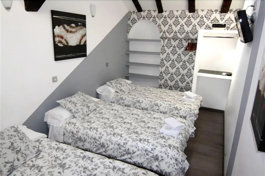 Room, Hostal Abril, Madrid