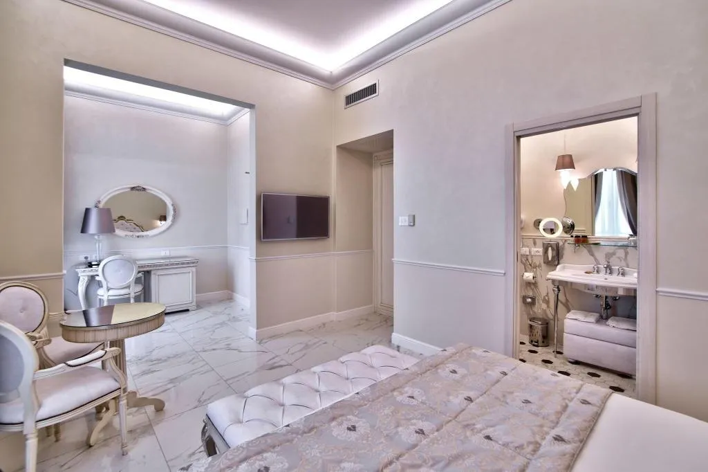 JUNIOR SUITE QUEEN SIZE BED Room, The Moon Boutique Hotel, Florence