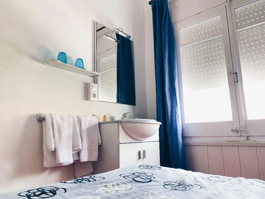 DOUBLE WITH SHARED BATHROOM Room, Hostal Portbou, Costa Brava