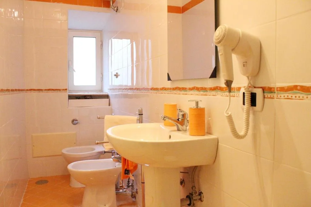 Room, Pomodoro B&B, Naples