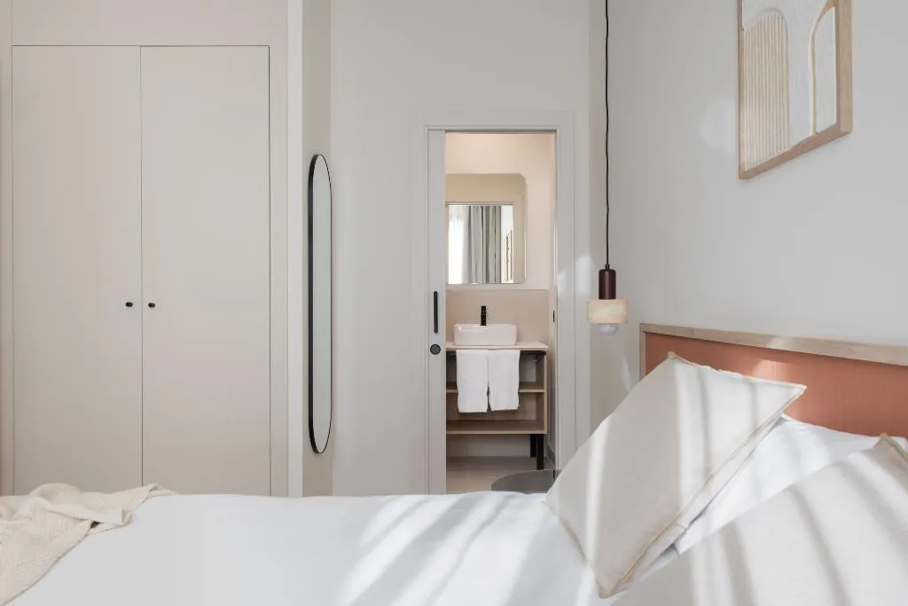 APARTMENT TWO BEDROOMS WITH TERRACE Room, Libere Seville Plaza Nueva, Seville