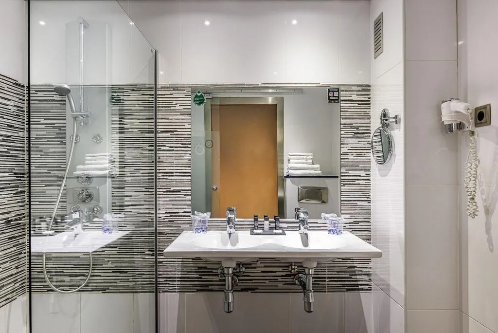 DOUBLE SINGLE USE SUPERIOR QUEEN BED Room, Ronda Lesseps, Barcelona