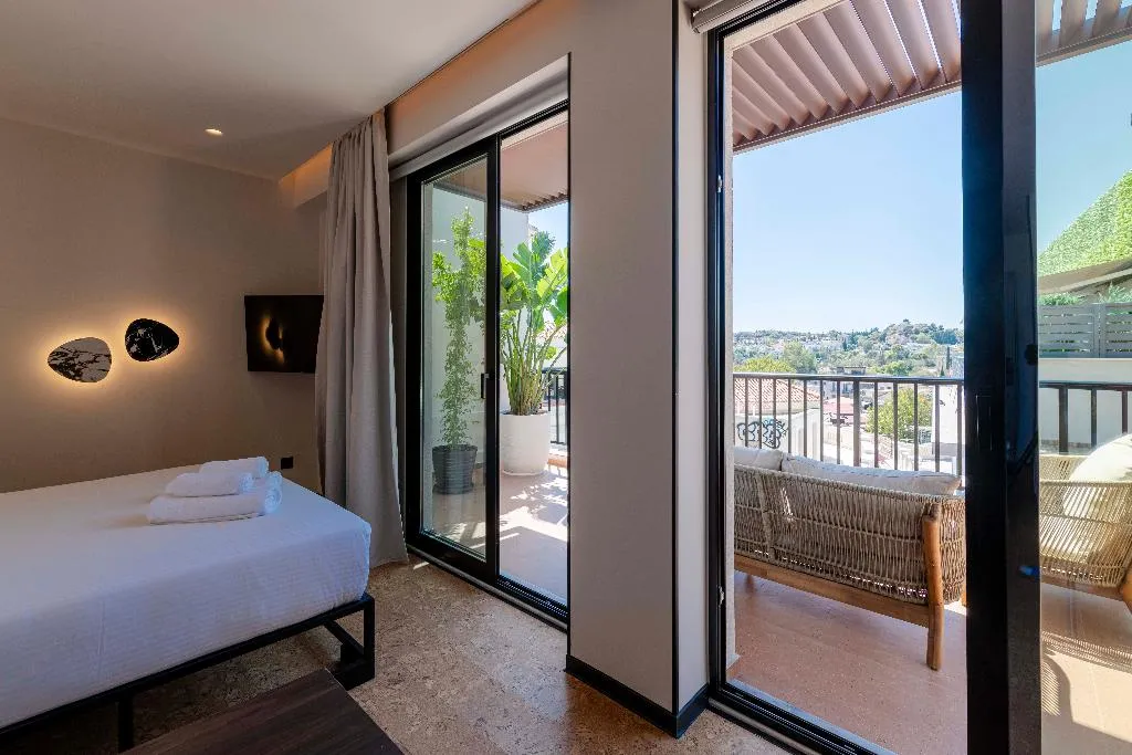 DOUBLE DELUXE QUEEN BED Room, Parea, Athens