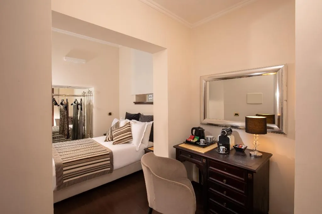 SINGLE STANDARD Room, del Corso, Rome