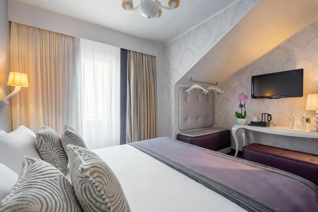 SUITE WITH DOUBLE BED Room, Carnival Palace, Venice
