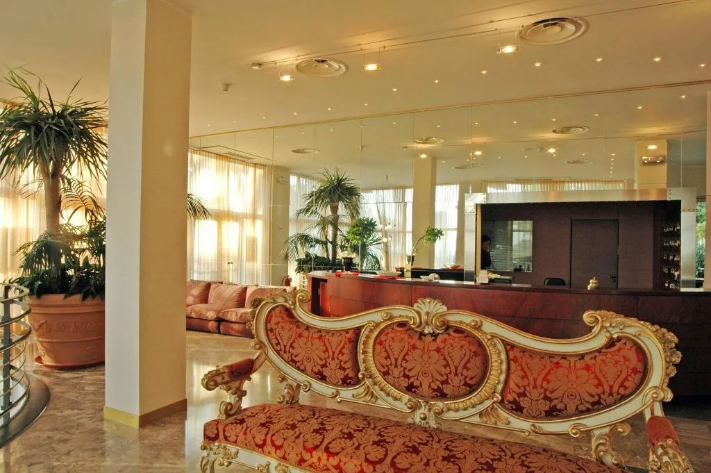 Lobby, Reginna Palace, Naples