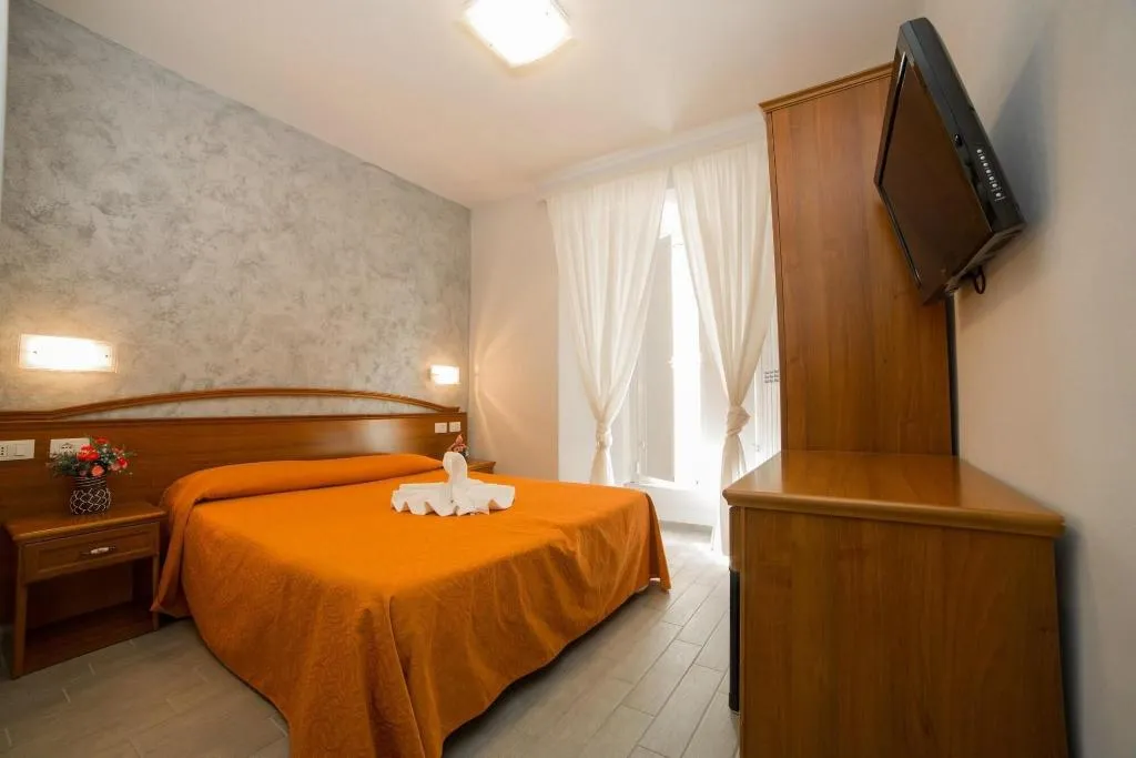 Room, A Casa Nostra, Naples