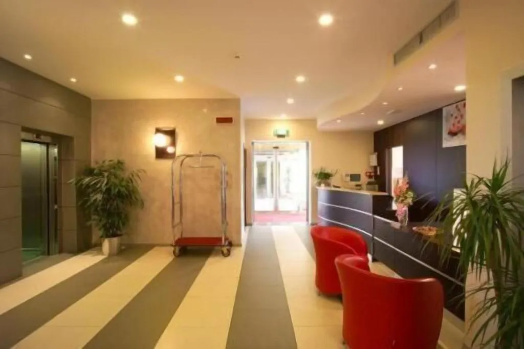 Lobby, West Florence, Florence