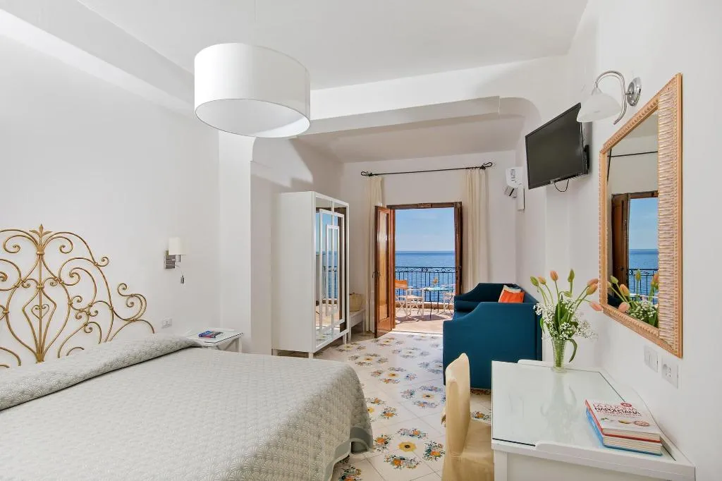 Room, Pupetto, Naples