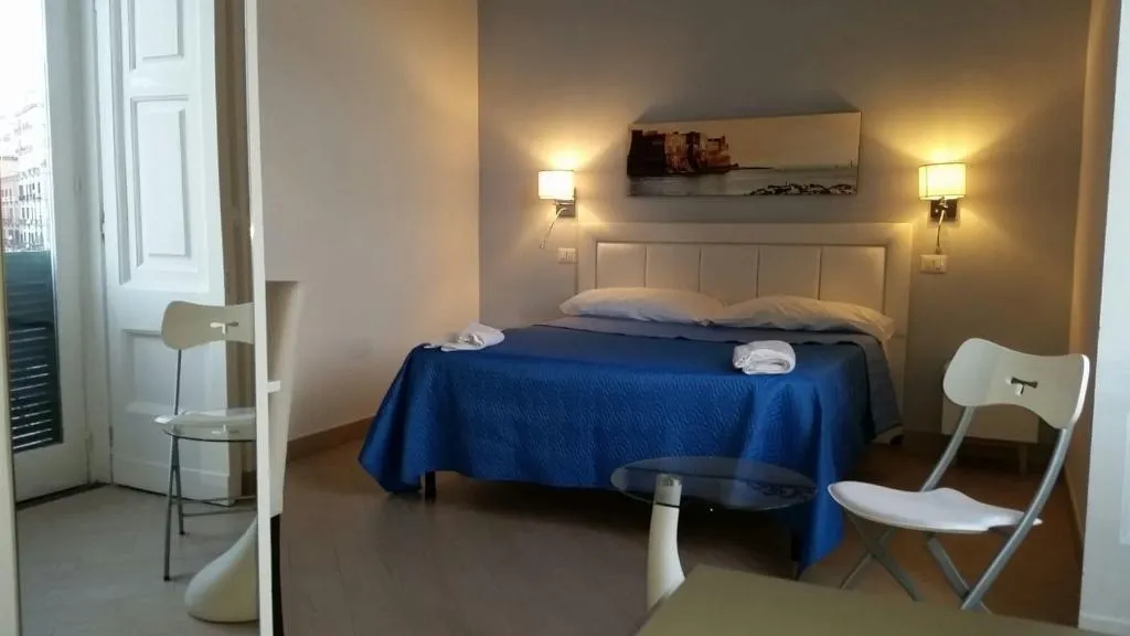 Room, Base Napoli B&B, Naples