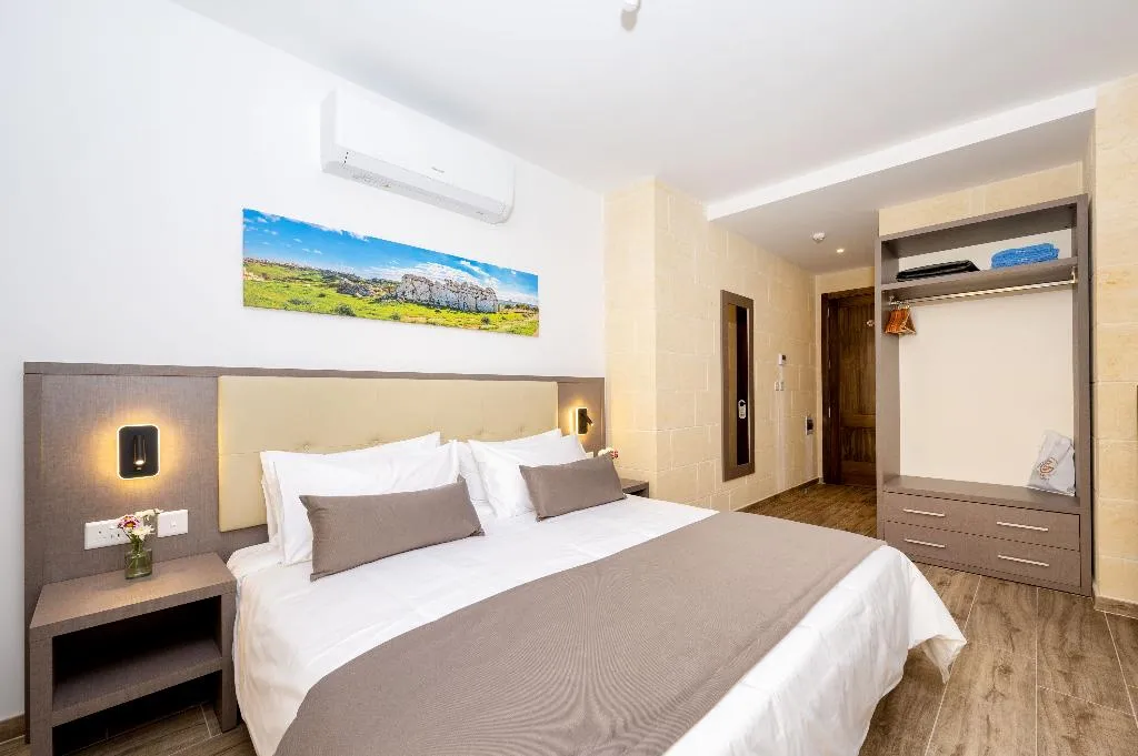 DOUBLE WITH BALCONY Room, C4 Retreats Gozo, Gozo