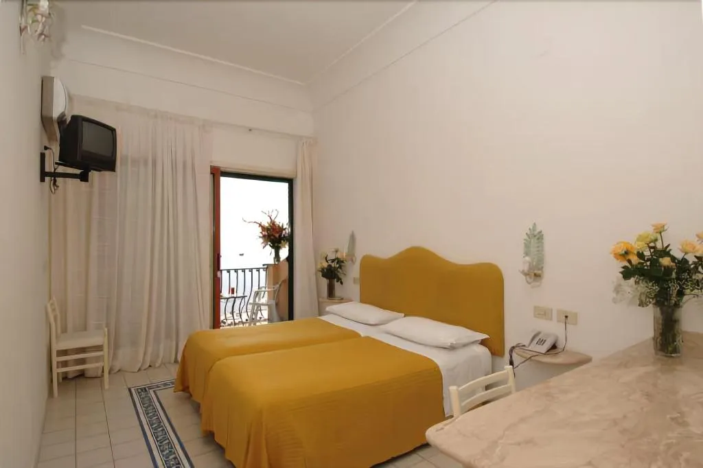 Room, Pupetto, Naples
