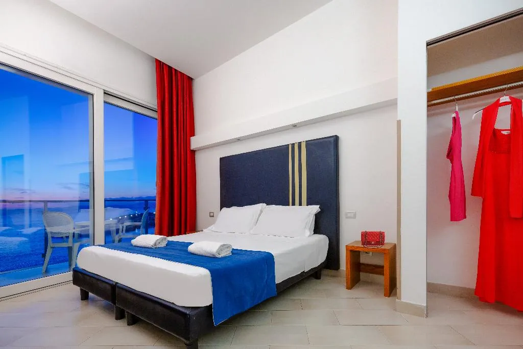 FAMILY ROOM FOUR BEDROOMS ONE BATHROOM Room, Giosue' a Mare, Naples