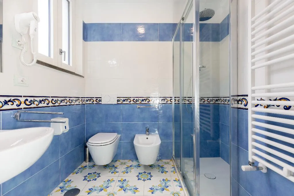 Double or Twin ONE BEDROOM ONE BATHROOM Room, Giosue' a Mare, Naples