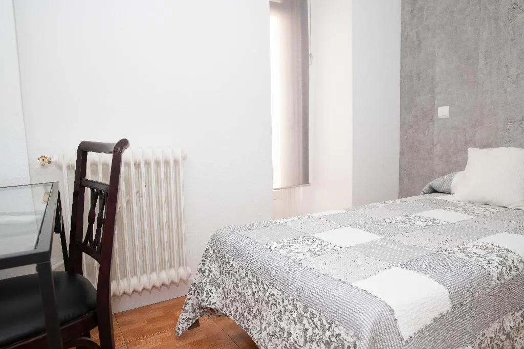 Room, Tokio, Madrid