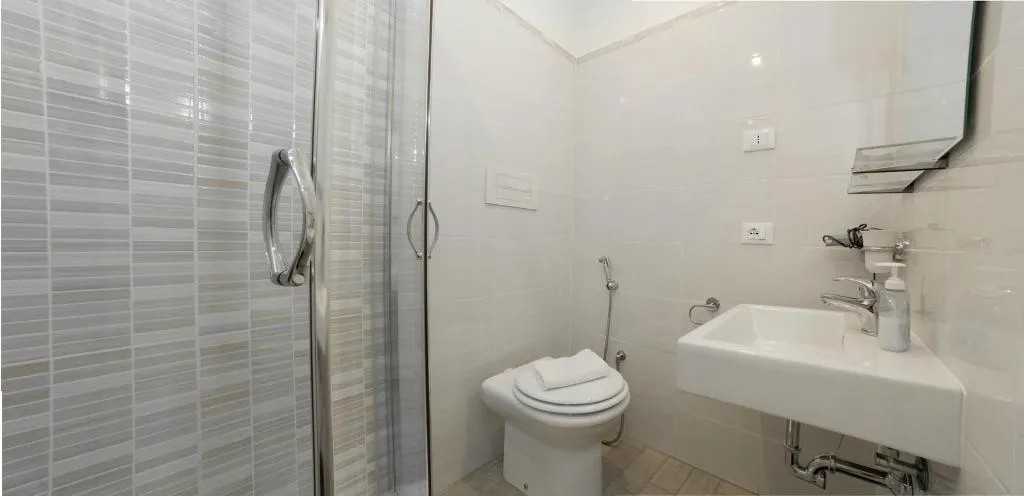 Room, A Casa Nostra, Naples