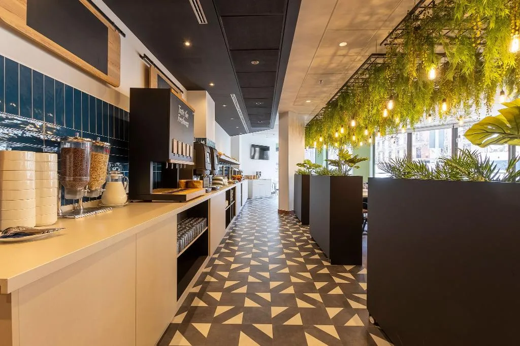 Restaurant, Travelodge Barcelona Poblenou, Barcelona