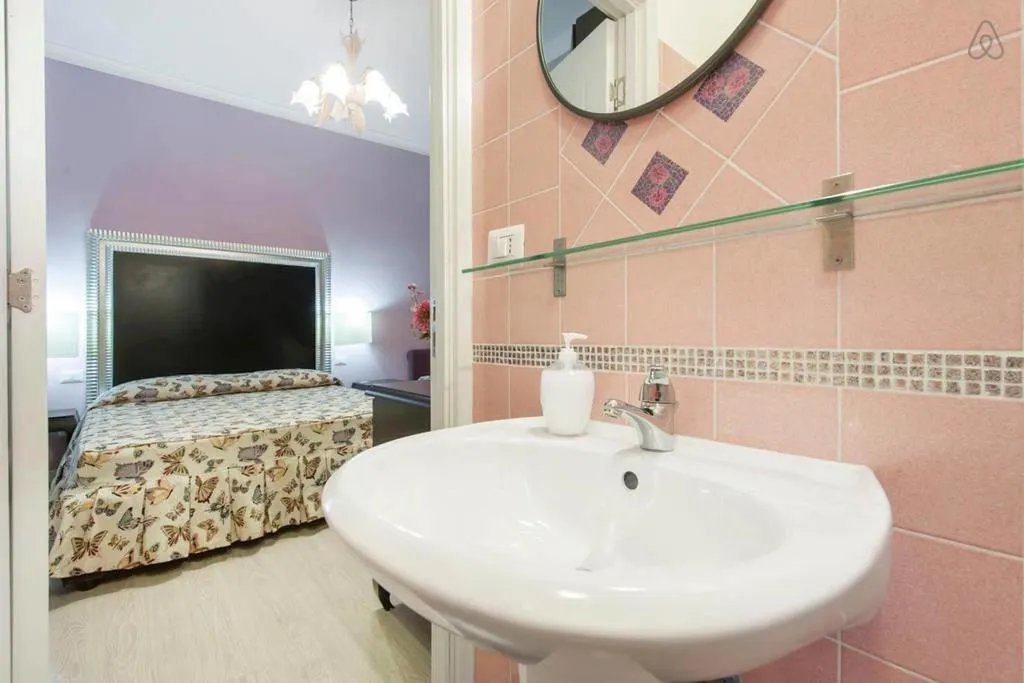 Room, Ai 7 Scalini, Naples