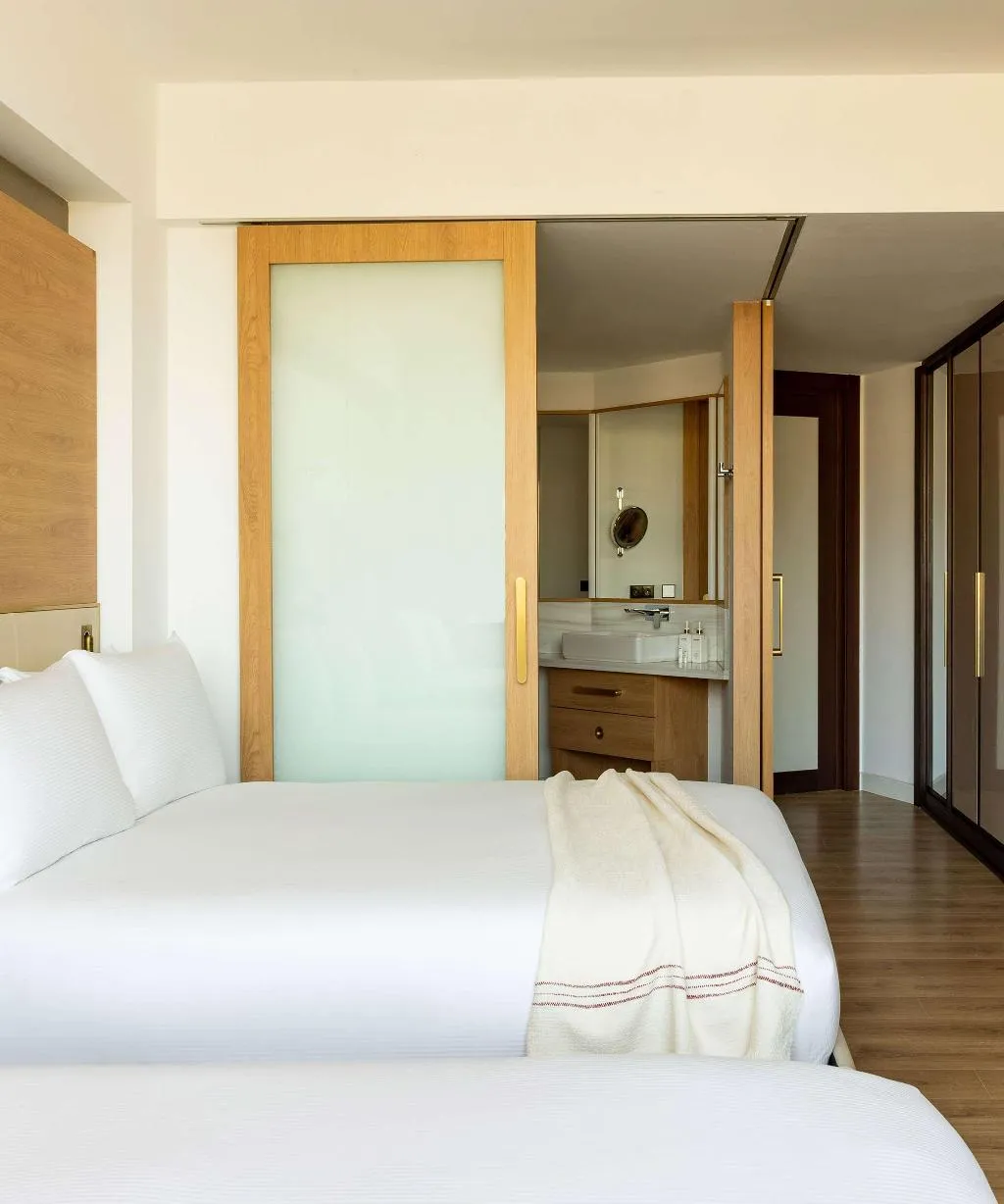 SUITE THREE BEDROOMS Room, Torre Melina Gran Melia, Barcelona