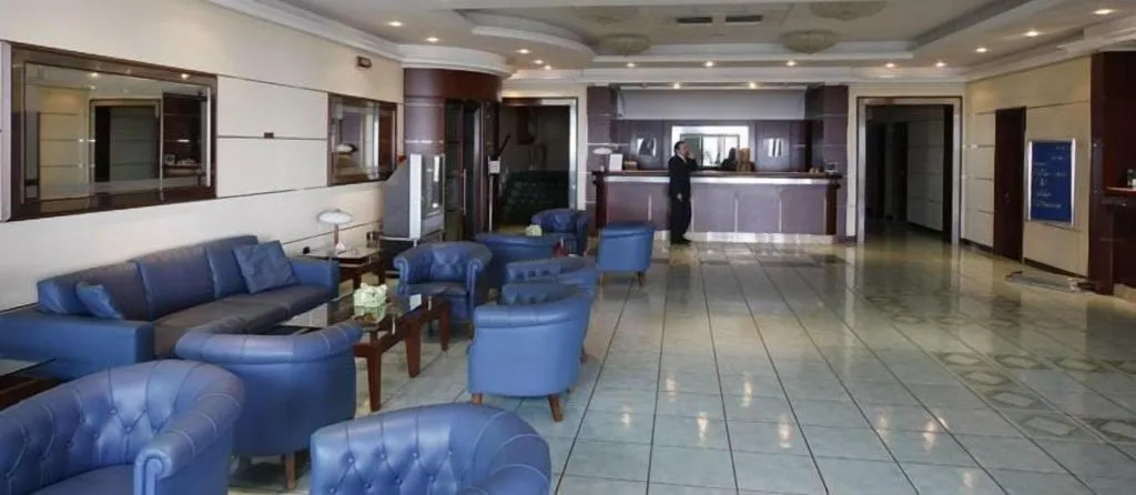 Lobby, Gli Dei, Naples