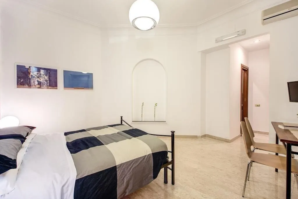 Room, B&B Locanderia, Naples