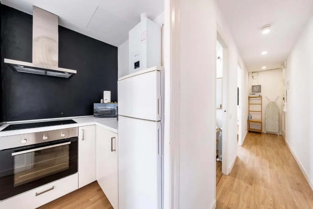 APARTMENT CAPACITY 5 THREE BEDROOM Room, Ainb Barcelona Sants Apartments, Barcelona