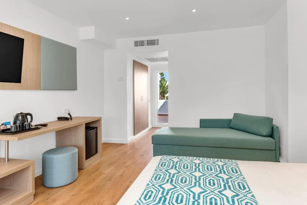QUADRUPLE STANDARD Room, Hotel Palia Dolce Farniente,, Majorca