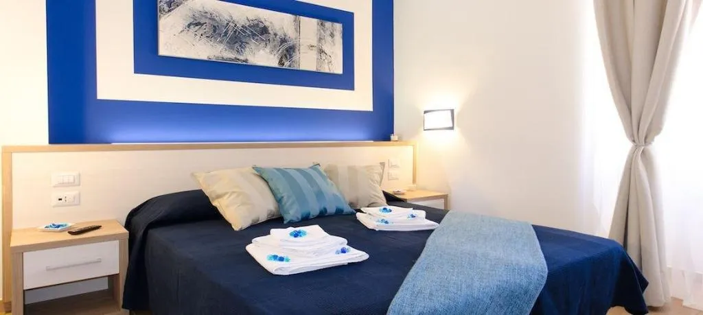 Room, Gemme Di Roma, Naples