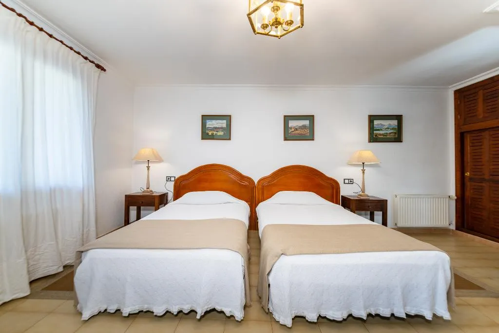 TRIPLE WITH TERRACE Room, Hotel Rural Predio Son Serra, Majorca