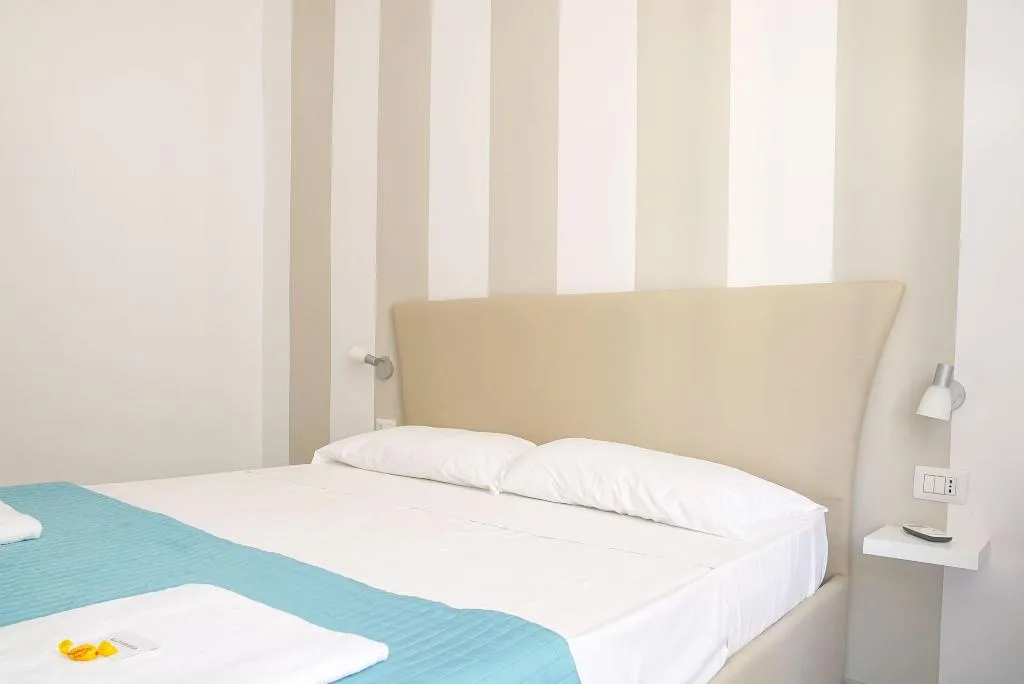 Room, B&B Università, Naples