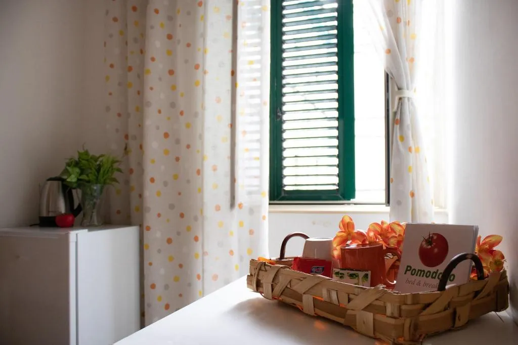 Room, Pomodoro B&B, Naples